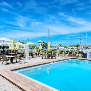 Waterfront, Pool, Tiki Bar & Grill, Gym, Location! Apartment